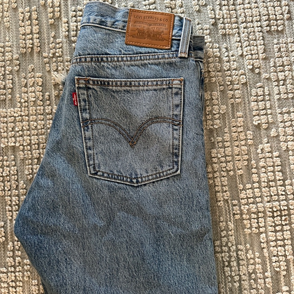 Levi's Classic Straight Women’s Jeans in Denim Blue